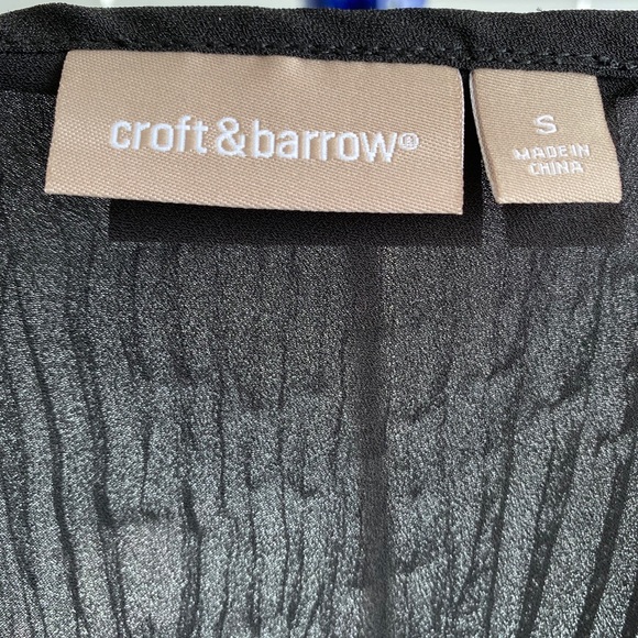 Cute dressy blouse worn one time. - Picture 2 of 3